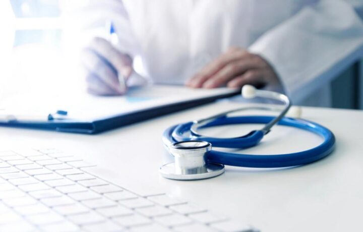 Die private Krankenversicherung – kurz PKV - eignet sich für alle, die keiner Versicherungspflicht in der Gesetzlichen Krankenkasse unterliegen. Dies sind zum Beispiel Selbstständige und Freiberufler, Beamte sowie besserverdienende Arbeitnehmer. Außerdem bietet die private Krankenversicherung Studenten bis zum vollendeten 30. Lebensjahr einen Versicherungsschutz an. Voll- & Teilversicherung Bei der privaten Krankenversicherung muss man zunächst zwischen der sogenannten Vollversicherung und der Teilversicherung unterscheiden. Die Vollversicherung deckt sämtliche Kosten ab, die durch ambulante oder stationäre Behandlungen entstehen. Die Teilversicherung richtet sich vor allem an Beamte, die lediglich einen Teil ihrer Behandlungskosten selbst tragen müssen und den anderen Teil von ihrem Arbeitgeber übernehmen lassen können. Für alle gesetzlich Krankenversicherten bietet sich eine private Krankenversicherung in Form von verschiedenen Zusatzversicherungen in Bereichen wie Zahnersatz, Krankentagegeld oder Behandlungen im Bereich der alternativen Medizin an. PKV & GKV: Unterschiede bei den Beiträgen Vergleicht man die Versicherungsbedingungen und Beitragskosten der privaten und gesetzlichen Krankenversicherung, fällt auf, dass die Beiträge bei der privaten Krankenversicherung letztlich vom Leistungsumfang abhängig sind, während bei den gesetzlichen Krankenkassen feste (prozentuale) Beitragssätze für alle Mitglieder gelten. Als Grundlage bei der PKV dient ein Beitragssystem, welches anhand verschiedener Faktoren den individuellen Beitrag für das Mitglied festlegt. Unterschieden wird dabei nach Leistungsumfang und auch zwischen männlichen und weiblichen Versicherten, wobei Frauen in der Regel höhere Beiträge bezahlen müssen. Dies resultiert aus der generell höheren Lebenserwartung sowie weiteren individuellen Faktoren wie Schwangerschaft oder zum Beispiel Brustkrebsvorsorge. Weitere Faktoren wie der aktuelle Gesundheitszustand des Versicherten und sein Alter fließen ebenfalls in die Berechnung der Beitragshöhe mit ein. Hierfür wird meist vor Abschluss der Versicherung ein Gesundheitsscheck gefordert. Außerdem muss der Antragsteller einen speziellen Fragebogen bezüglich Vorerkrankungen und chronischer Leiden wahrheitsgemäß ausfüllen. Wer für die private Krankenversicherung aufgrund etwaiger Vorerkrankungen ein zu großes Risiko darstellt, kann vom Versicherer abgelehnt werden. Gesetzliche Krankenkassen haben diese Option nicht. Familienversicherung bei der GKV Ein Pluspunkt der GKV ist die sogenannte Familienversicherung. Sie bietet sich auch demjenigen an, der sich freiwillig weiter in der gesetzlichen Krankenkasse versichern lässt, anstatt zu einer privaten Krankenversicherung zu wechseln. Die Regelung besagt, dass Ehepartner und Kinder des Versicherten automatisch im Rahmen der Familienversicherung über den Versicherungsnehmer mitversichert sind. Es muss also lediglich der monatliche Beitrag für den Versicherten gezahlt werden, alle anderen Familienmitglieder sind automatisch und kostenlos mitversichert. Dies gilt allerdings nur, wenn der Ehepartner kein eigenes Einkommen hat, welches über dem Grenzbetrag von 450 Euro im Monat liegt. Bei der privaten Krankenversicherung ist der kostenlose Schutz im Rahmen einer Familienversicherung nicht möglich. Hier muss für jedes Familienmitglied ein separater Beitrag gezahlt werden. Daraus resultiert, dass die vermeintlich günstigere private Krankenversicherung gerade bei Familien im Endeffekt wesentlich teurer kommen kann. Den perfekten Versicherer finden Man sollte also genau rechnen, bevor man sich dazu entschließt, den Vertrag für eine private Krankenversicherung abzuschließen. Doch auch, wer sich letztendlich für die PKV entschieden hat, sollte zunächst die verschiedenen Versicherungsgesellschaften untereinander vergleichen, da es hier große Unterschiede sowohl in der Beitragshöhe, als auch in den gebotenen Versicherungsleistungen gibt. Zahlreiche verschiedene Faktoren wie Krankentagegeld, Selbstbehalt oder Leistungen für Zahnersatz, Vorsorgeuntersuchungen und alternative Heilmethoden sind für die Berechnung der monatlichen Beitragshöhe ausschlaggebend. Je nach Versicherer kann es hier Unterschiede von mehreren 100 Euro im Monat geben. Es geht also hier nicht nur um einen reinen Preisvergleich, sondern insbesondere darum, die einzelnen gebotenen Versicherungsleistungen in eine Relationen zur Beitragshöhe zu setzen. Was nützt die günstigste private Krankenversicherung, wenn man für zahlreiche eigentlich selbstverständliche medizinische Leistungen zusätzlich bezahlen muss? Als Grundlage für den Vergleich sollte man die Versicherungsleistungen seiner alten Krankenversicherung heranziehen und bei der neuen darauf achten, dass diese mindestens den alten Leistungen entspricht oder sie sogar übertrifft. Wer sich nicht zutraut, alle Angebote der verschiedenen Versicherungsgesellschaften objektiv miteinander zu vergleichen, sollte sich einen unabhängigen Berater in Form eines freien Versicherungsmaklers suchen und diesen mit der Aufgabe betrauen. Ist eine Rückkehr in die GKV möglich? Obwohl die Bedingungen zur Rückkehr in die gesetzliche Krankenkasse in den letzten Jahren etwas gelockert wurden, können hier Probleme entstehen. Ein Wechsel von der PKV in GKV für Selbständige zurück ist in der Regel nur dann reibungslos möglich, wenn das zukünftige Jahreseinkommen des Versicherten unter dem Grenzbetrag liegen wird oder ein Selbstständiger seine Tätigkeit aufgibt und wieder in ein Angestelltenverhältnis zurückkehrt. Daher sollte man es sich gut überlegen und ausführlich vergleichen, bevor ein PKV-Abschluss angestrebt wird.