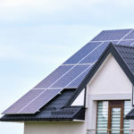 Eine Photovoltaikanlage auf dem Dach bietet vielfältige Vorteile. Foto © bilanol stock adobe