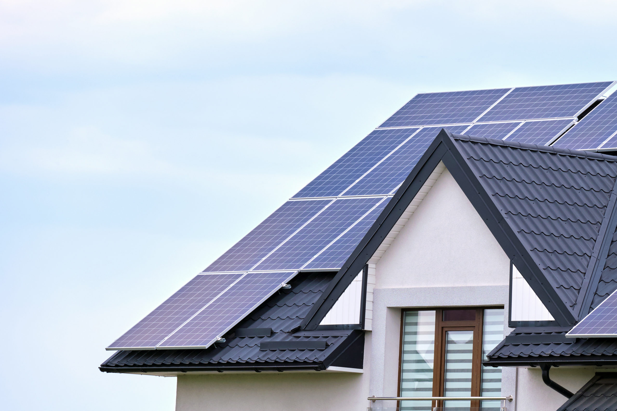 Eine Photovoltaikanlage auf dem Dach bietet vielfältige Vorteile. Foto © bilanol stock adobe