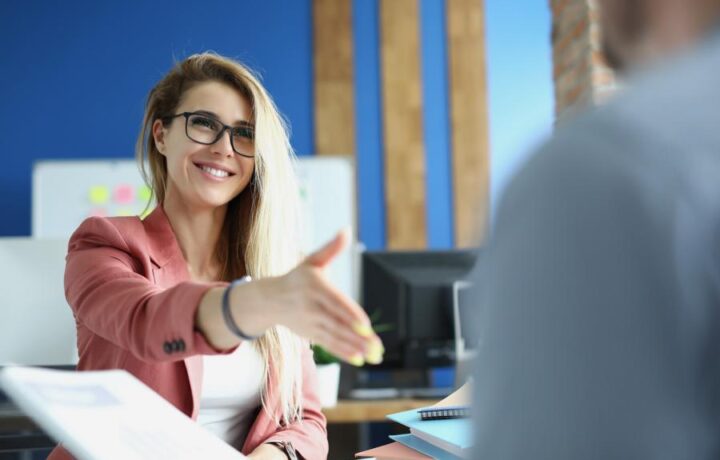 Personalcheffin begrüßt neuen Mitarbeiter mit Handschlag