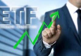 ETF Konzept wird von Geschäftsmann gezeigt