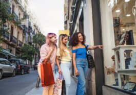 Drei junge Damen beim Shopping