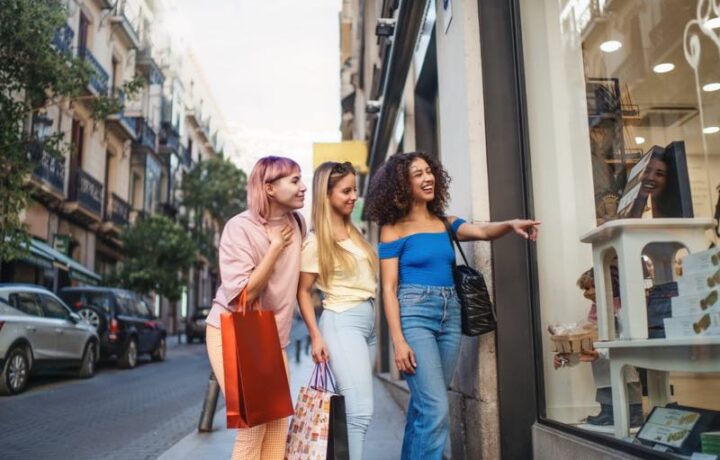 Drei junge Damen beim Shopping