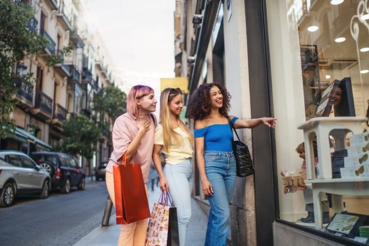 Drei junge Damen beim Shopping
